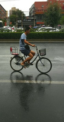 冒雨趕路的人