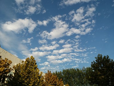 天空蔚藍(lán)
