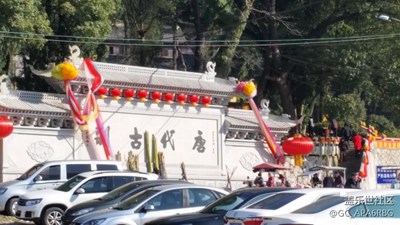 過年了  老爸老媽拉著我去上香