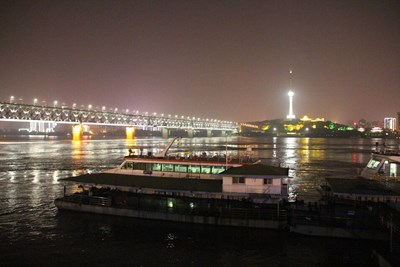 晚上的武漢長江大橋