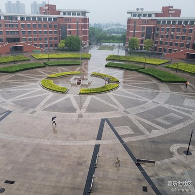 雨中校園，別有一番韻味
