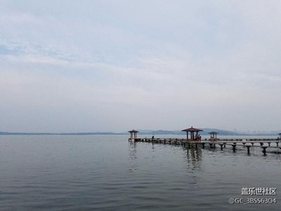 湖畔風(fēng)景