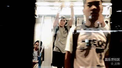 地鐵其實(shí)一個(gè)蠻詭異的地方。。