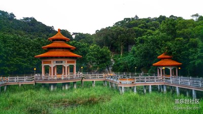 天氣酷熱，山腳清風(fēng)徐來，十分愜意