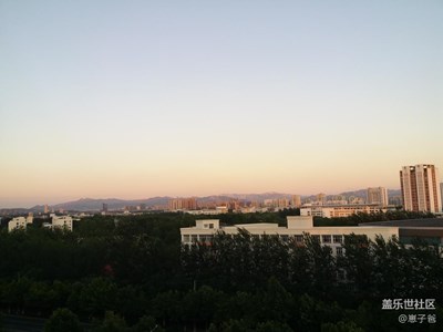 夕陽(yáng)應(yīng)在遠(yuǎn)處的嶗山