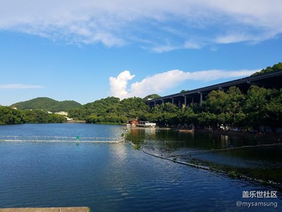 【攝影】無(wú)意間，發(fā)現(xiàn)一瓢深藍(lán)色的湖水
