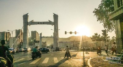 今夜月明入盡望，不知秋思落誰(shuí)家。