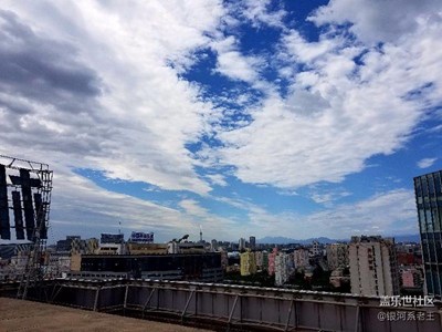 爬到樓頂拍照