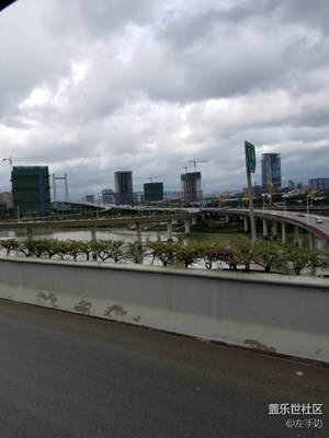 烏云與城市之間