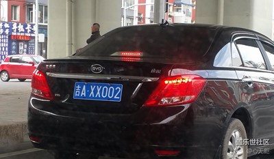 這車(chē)牌子，看到車(chē)主我是真懵了！