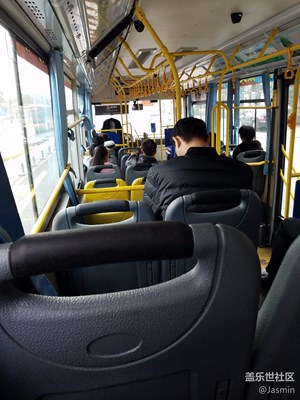 出門拜年，今天公交車都沒人哈哈