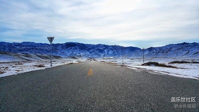 窗外+哈密+行駛在戈壁灘上的窗外景