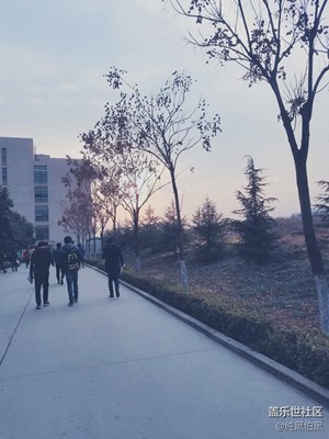 手機刷到7.0系統(tǒng)了，就是開心，出去溜達溜達嘛。