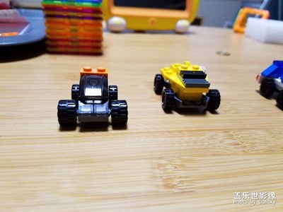相機(jī)不錯，好看的積木。