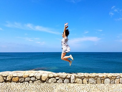 待出發(fā)的遠(yuǎn)方，有藍(lán)天白云和大海的方向