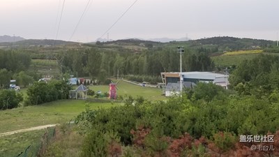 夏季的紫云山滑雪場，也是一片蔥綠。