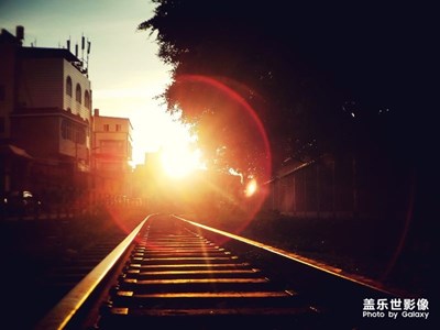 當夜幕逐漸降臨一座城