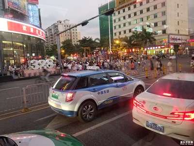 傍晚時分，喧鬧的都市