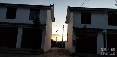 落霞與孤鶩齊飛，秋水共長天一色