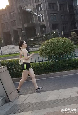 晨練時(shí)看到一位美女