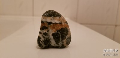 這人啊就像這石頭，無論你再尖銳也會(huì)被磨平棱角，變得圓潤。