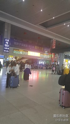 十一假期團(tuán)圓季+團(tuán)圓路上