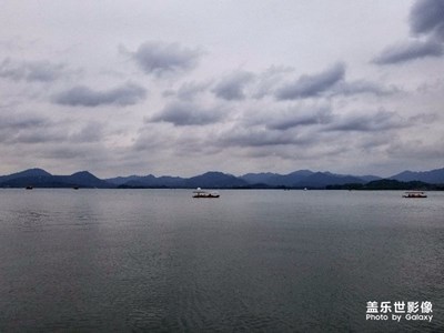 有幸偷得半日閑，小雨漫游西湖邊。 by:  ps   s8+
