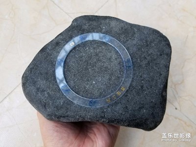 翡翠原石與手機(jī)