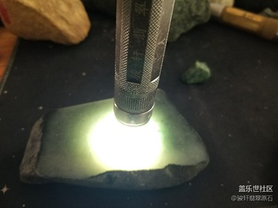 隨手拍一組，從翡翠原石到翡翠成品小掛件的過程
