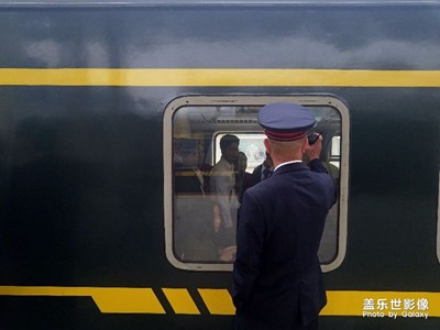 敲車窗的列車員/旅拍