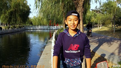 池塘邊的少年