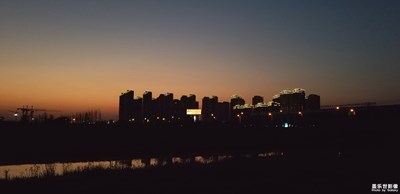 水中樓，樓邊水，不一樣的高樓林立