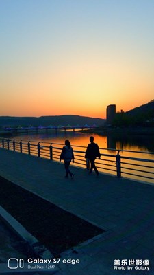 夕陽(yáng)無(wú)限好  只是近黃昏