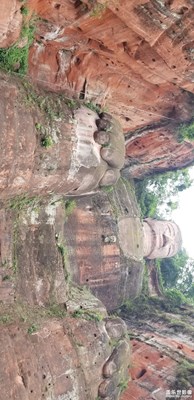 腳踏三江，背負(fù)九峰，遠(yuǎn)眺峨眉，近瞰樂山，雄偉壯觀。