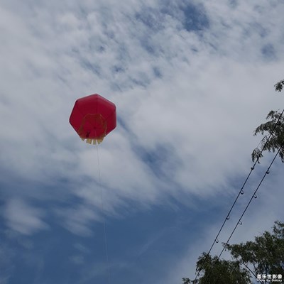 請(qǐng)選出與藍(lán)天白云不和諧的片子。