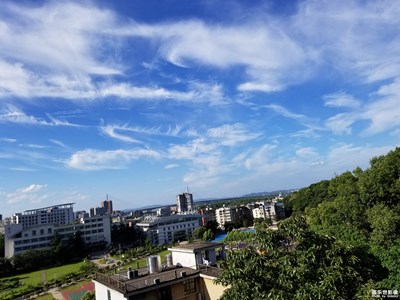 【行走，發(fā)現(xiàn)】+活潑的云