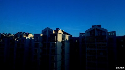 早晨，藍(lán)，天空。