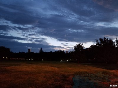 西安的櫻花廣場(chǎng)夜景隨拍