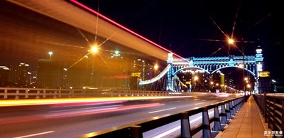 大橋上的軌跡