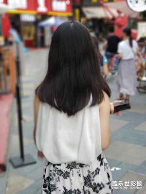 小姐姐的背影
