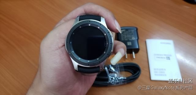 收到預(yù)定的手表和雙向無線充電器啦