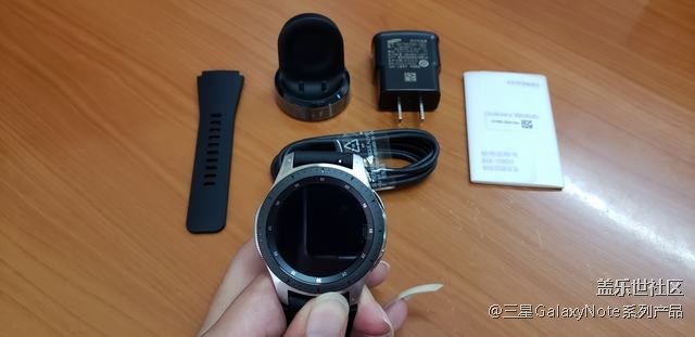 收到預(yù)定的手表和雙向無線充電器啦