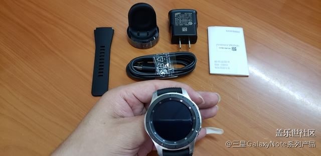 收到預(yù)定的手表和雙向無線充電器啦