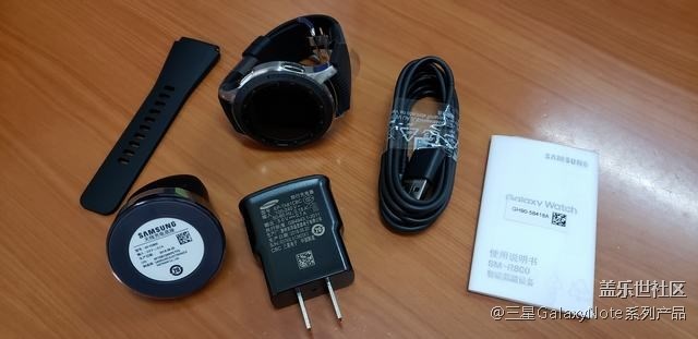 收到預(yù)定的手表和雙向無線充電器啦
