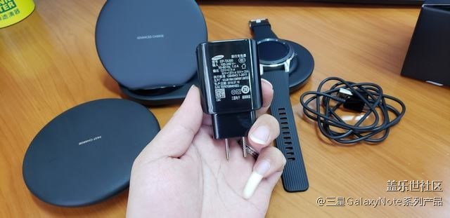收到預(yù)定的手表和雙向無線充電器啦