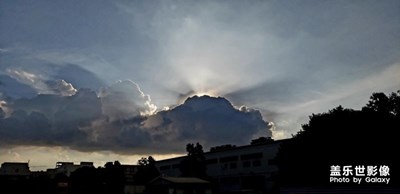 黑云下的夕陽