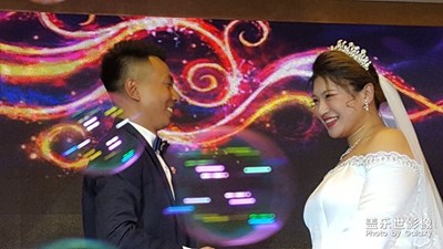 相親相愛(ài)，永結(jié)同心。