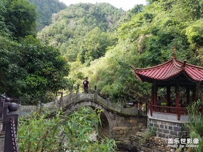 山林，河谷，我。