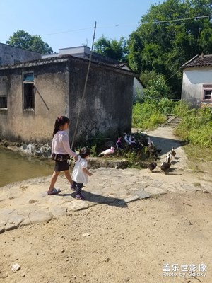 有愛的兩姐妹