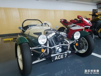 很拉風(fēng)的摩托車